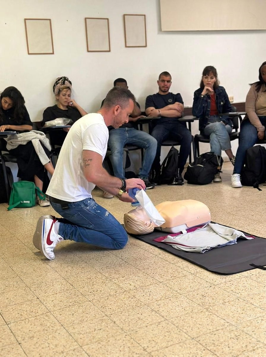 סיימון ניגל מדגים החייאה בסיסית מול כיתת סטודנטים