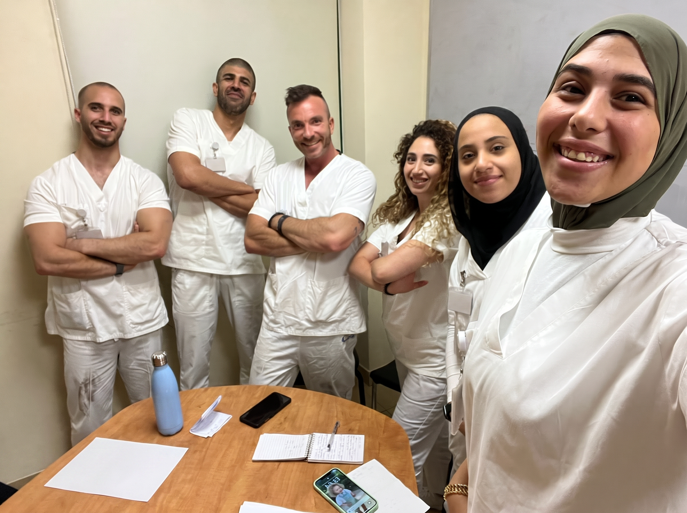 סיימון ניגל עם צוות סטודנטים לסיעוד