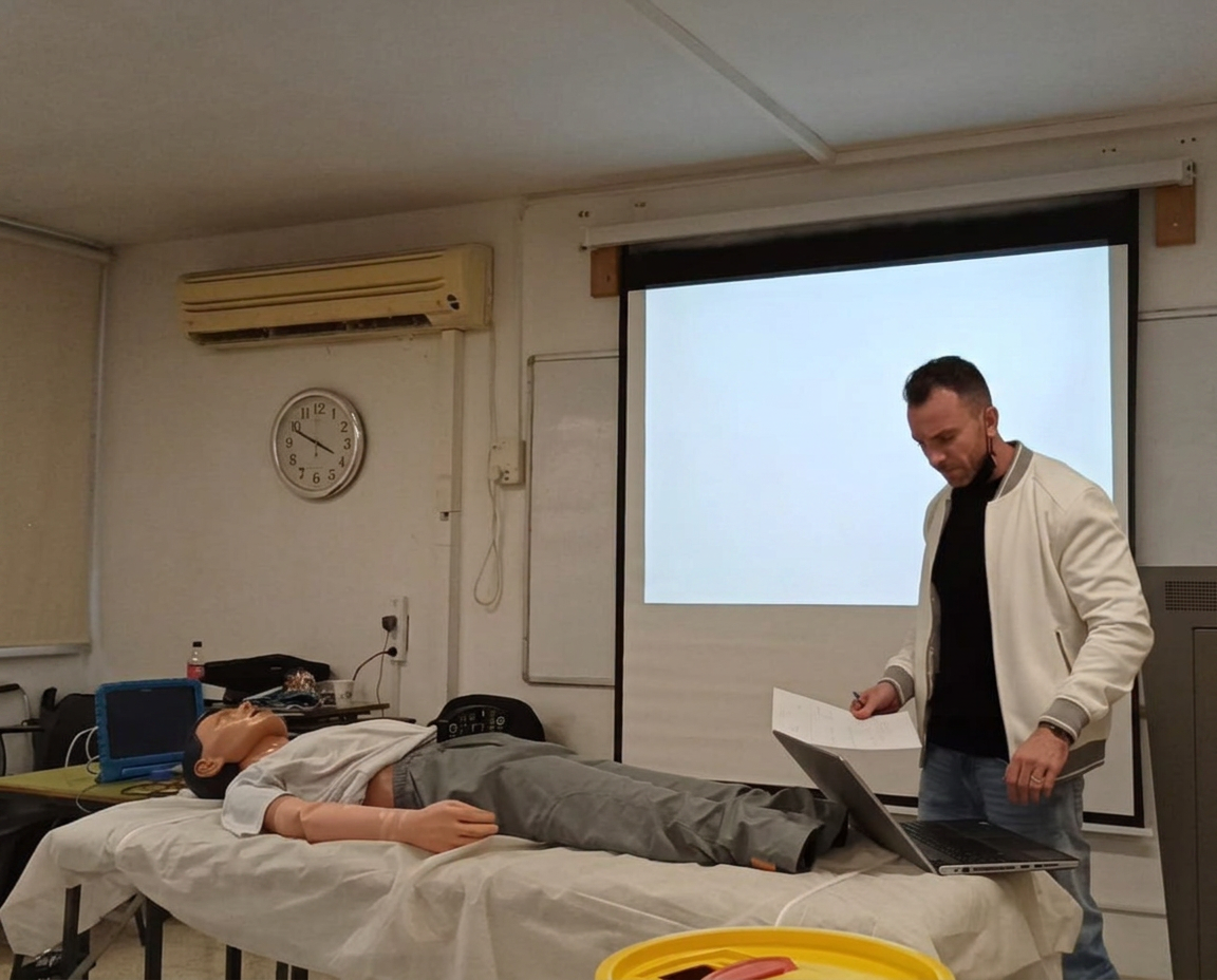 הרצאה על החייאה מתקדמת עם בובת אימון